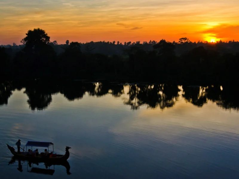 Champagne-sunset-gondola-boat-at-angkor