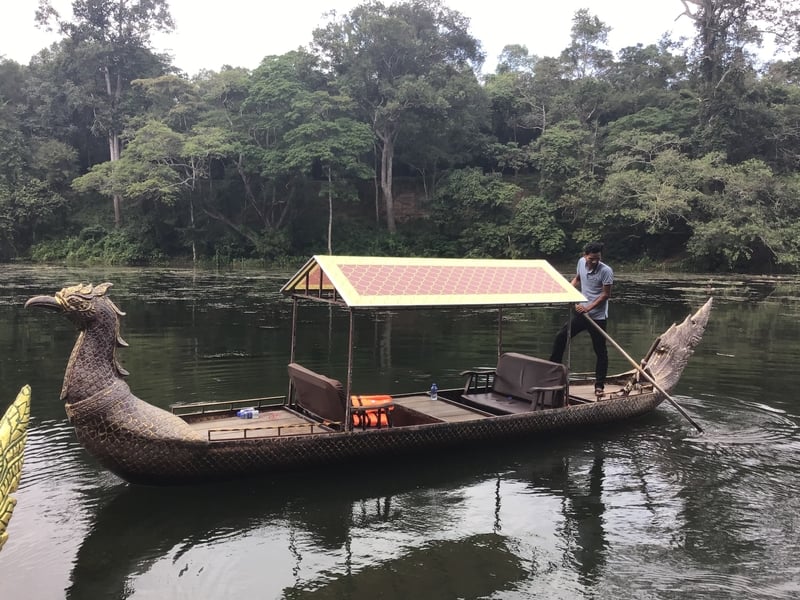 Champagne-sunset-gondola-boat-at-angkor