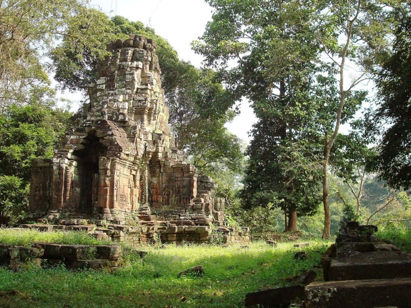 Champagne-sunset-gondola-boat-at-angkor